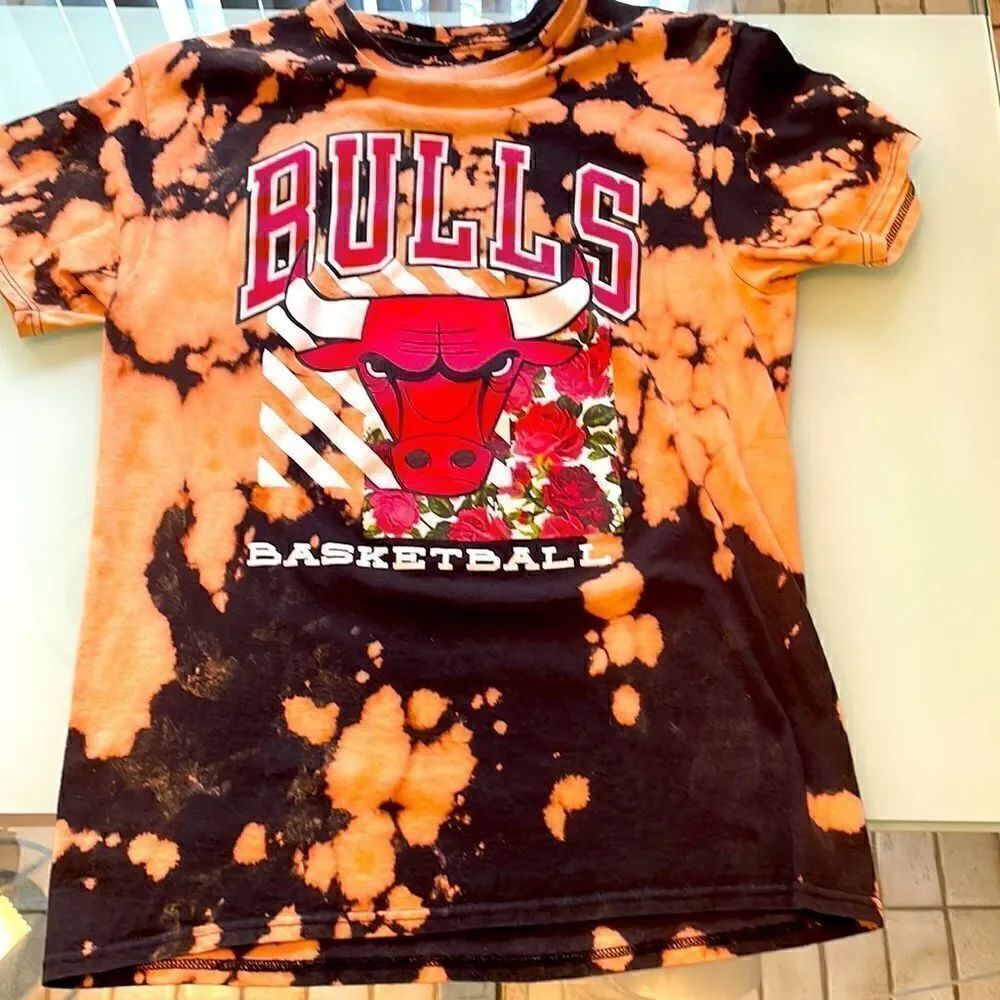 NBA u t-shirt medium tie-dyed red print BULLS basketball